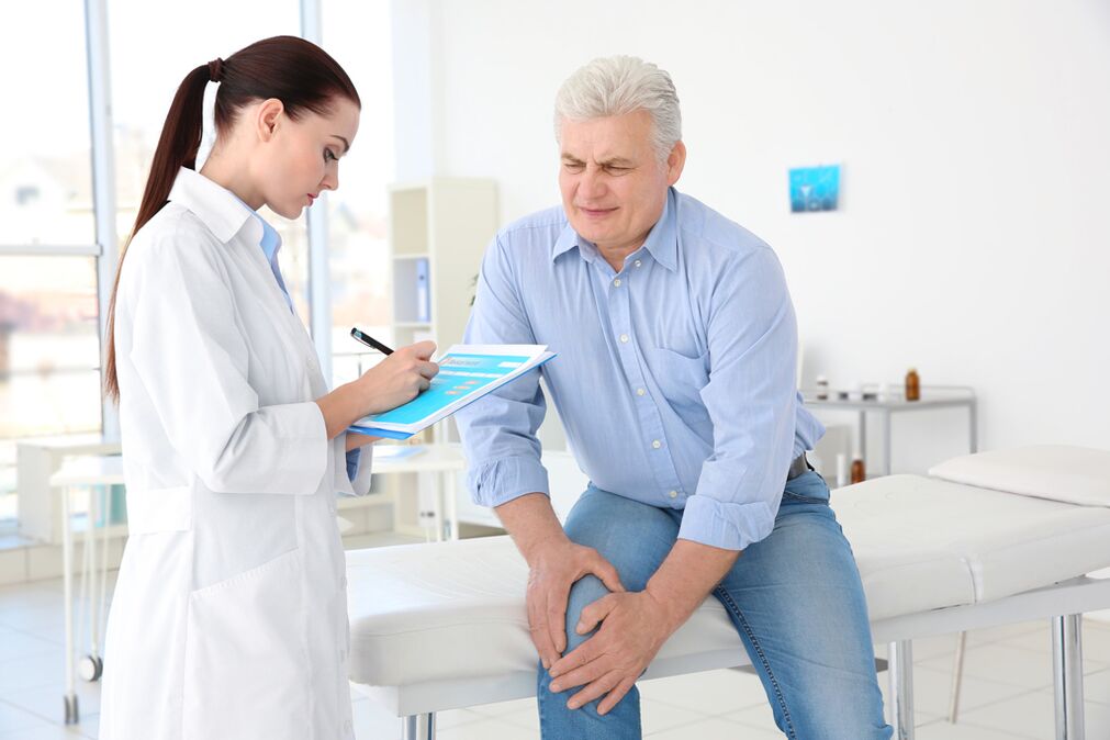 Un médico prescribe un tratamiento para un paciente con artrosis de la articulación de la rodilla.